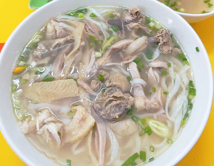 Trung bình nước dùng trong một bát phở bò, hoặc gà có từ 3-4 g muối, gần bằng lượng muối khuyến cáo cần có cho một người trưởng thành là 5 g/ngày. Ảnh: Diệu Thuần