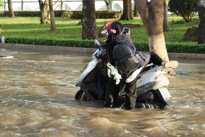 Đường ngập khiến nhiều người dân qua lại khó khăn. Ảnh: Thái Hà