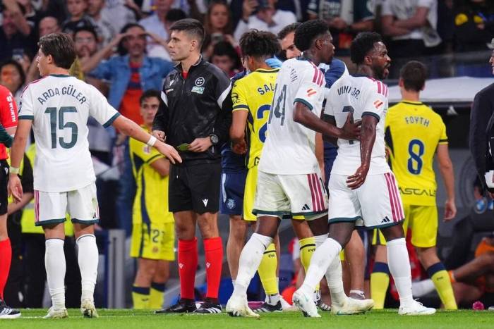 Vinicius (áo trắng, bên phải) rời sân sau khi bị phạt thẻ đỏ trực tiếp trong trận Real Madrid - Viillarreal ở vòng 8 La Liga tối 10/10, tại Madrid, Tây Ban Nha. Ảnh: AP