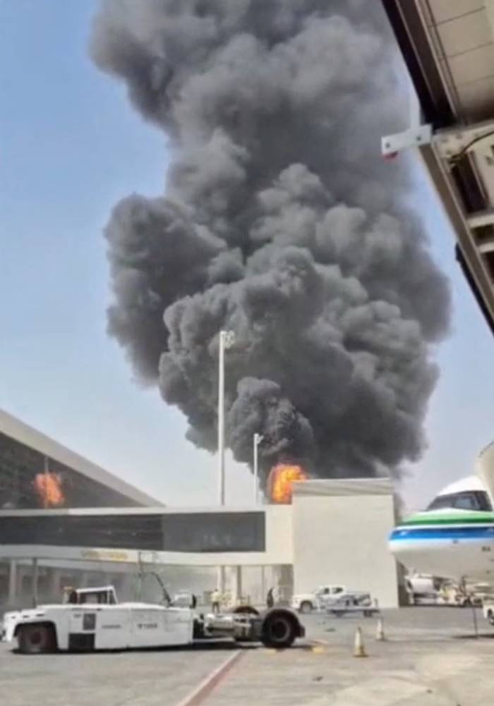 Hỏa hoạn tại sân bay quốc tế King Khalid ở Riyadh, Arab Saudi hôm 8/10 sau đòn tấn công của Houthi. Ảnh: Reuters