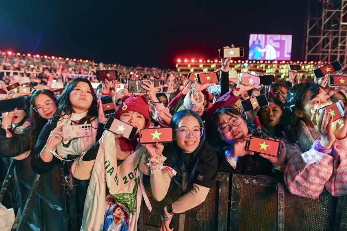 Một góc khán giả trong concert Anh trai vượt ngàn chông gai. Ảnh: Giang Huy