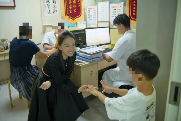 Mu và con trai tại một phòng khám. Ảnh: QQ