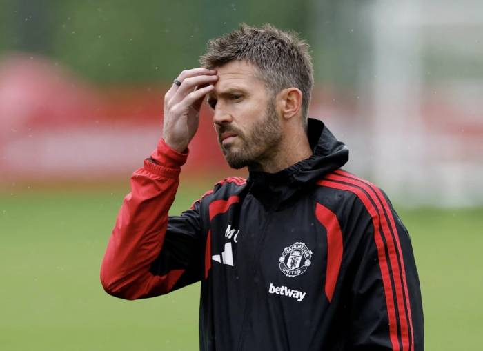 HLV Michael Carrick phản ứng trong buổi tập của Man Utd tại trung tâm huấn luyện Trafford, Carrington, Anh ngày 12/10/2026. Ảnh: Reuters