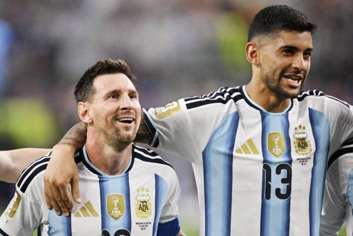 Lionel Messi (trái) ăn mừng cùng Cristian Romero sau trận Argentina thắng Áo ở World Cup 2026 trên sân Dallas, Arlington, Texas, Mỹ ngày 22/6/2026. Ảnh: Reuters