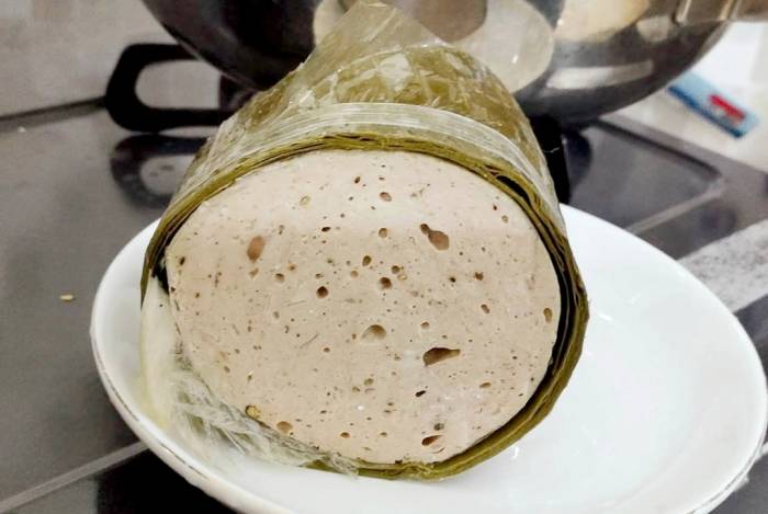 Nhiều cơ sở làm giò hiện nay quấn nilon bên trong cây giò. Ảnh: Giang Phạm