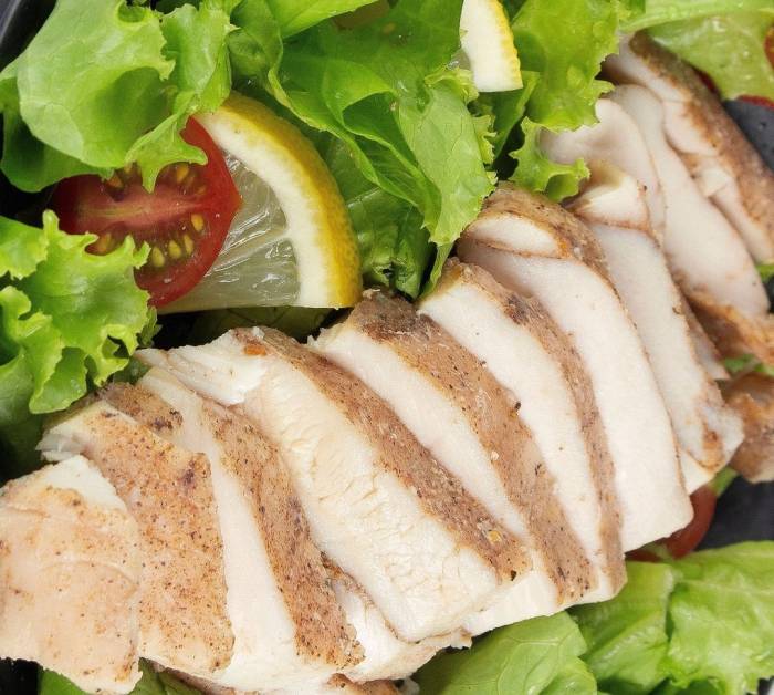 Protein nạc và rau xanh được khuyến khích sử dụng trong khẩu phần ăn để giảm cân. Ảnh minh họa: Đức Hạnh