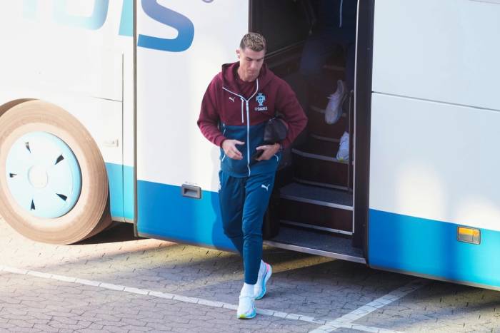 Cristiano Ronaldo đến sân tập tại Copenhagen, Đan Mạch ngày 30/9/2026, trước trận gặp chủ nhà ở Nations League. Ảnh: AP