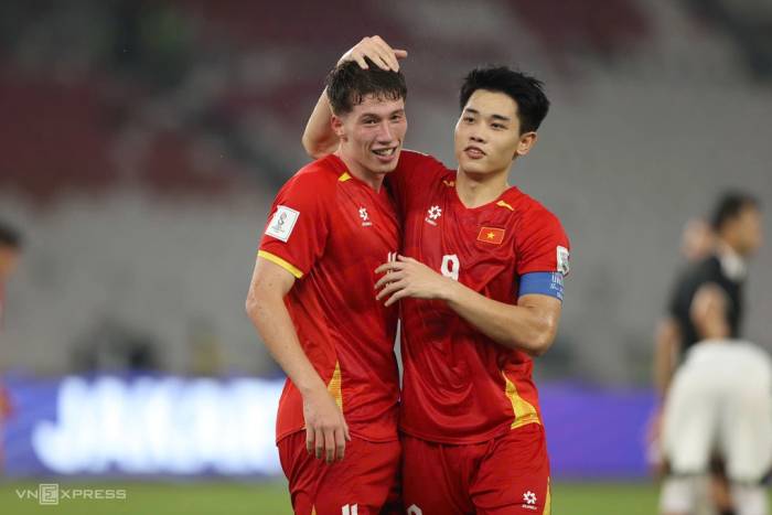 Nguyễn Đình Bắc (phải) và Williams Minh Hoàng (trái) mừng bàn ấn định chiến thắng 4-2 cho Việt Nam trước Pakistan ở FIFA ASEAN Cup 2026. Ảnh: Đức Đồng