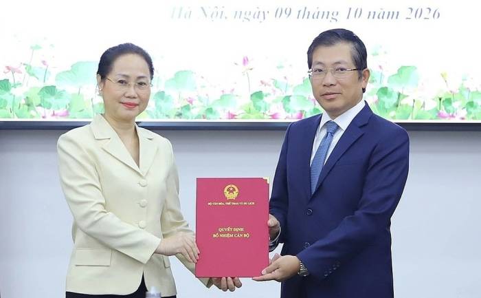 Bộ trưởng Văn hóa, Thể thao và Du lịch Lâm Thị Phương Thanh (bên trái) trao quyết định bổ nhiệm ông Lưu Đình Phúc giữ chức vụ Cục trưởng Cục Xuất bản và Thư viện. Ảnh: Hoàng Phong