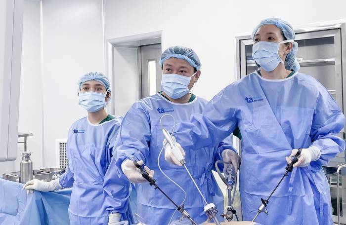 Êkíp bác sĩ Trung tâm Tiết niệu - Thận học - Nam khoa phẫu thuật nội soi cắt và tái tạo đoạn niệu quản hẹp cho người bệnh. Ảnh: Bệnh viện Đa khoa Tâm Anh