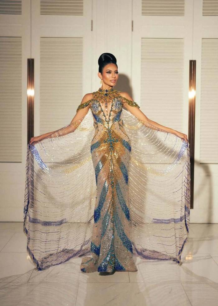 Angelica Lopez tạo dáng trong trang phục dạ hội ở hậu trường vòng bán kết, tối 7/10 ở Thái Lan. Ảnh: @maktabuzo