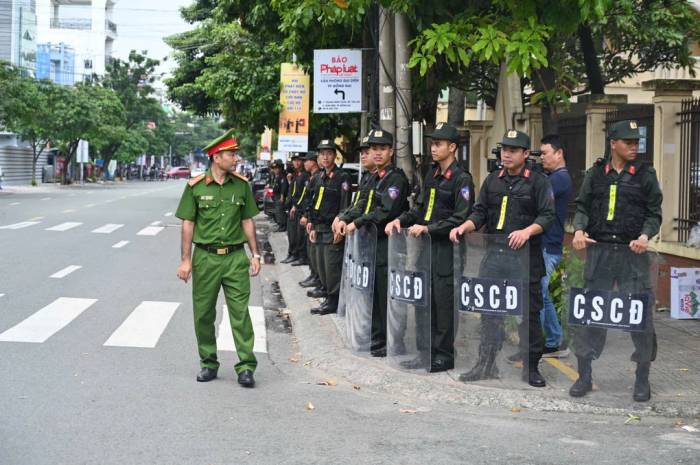 Các lực lượng cảnh sát giữ an ninh trật tự cho đến khi phiên tòa kết thúc. Ảnh: Phạm Hải