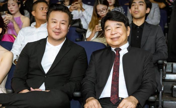 Thanh Bùi (trái, hàng đầu) cùng đại diện đơn vị tổ chức giải thưởng ở Việt Nam. Ảnh: Ban tổ chức cung cấp