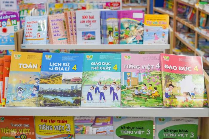 Sách giáo khoa hiện hành, được bày bán tại nhà sách ở Hà Nội, năm 2025. Ảnh: Hoàng Giang