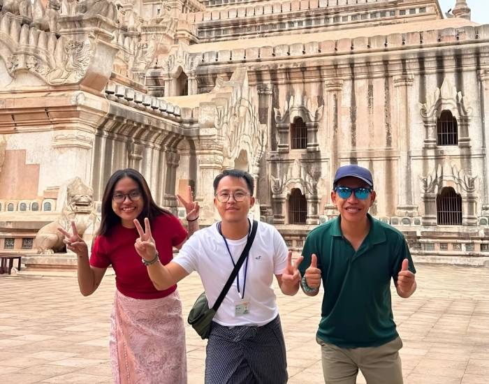 Nhóm khách Việt chụp ảnh cùng hướng dẫn viên Sai Si Win (giữa) tại đền Ananda, Bagan. Ảnh: NVCC