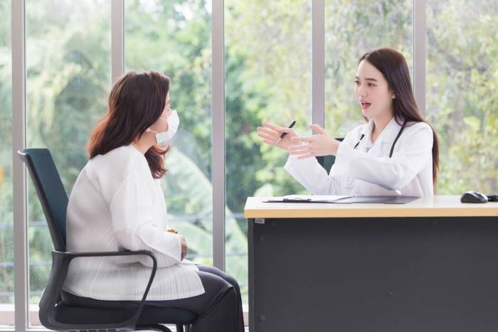 Bác sĩ tư vấn sức khỏe cho người bệnh. Nhiều loại ung thư liên quan đến nhiễm trùng có thể giảm nguy cơ nhờ tiêm chủng, xét nghiệm, điều trị và sàng lọc phù hợp. Ảnh minh họa: Vecteezy