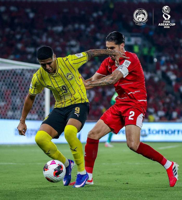 Bergson của Malaysia tranh chấp với Kevin Diks của Indonesia ở lượt hai bảng A FIFA ASEAN Cup 2026, trên sân Gelora Bung Karno, Jakarta, Indonesia ngày 28/9/2026. Ảnh: MalaysiaNT