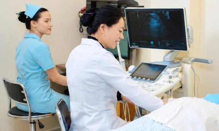 Bác sĩ thăm khám cho thai phụ. Ảnh: Bệnh viện cung cấp