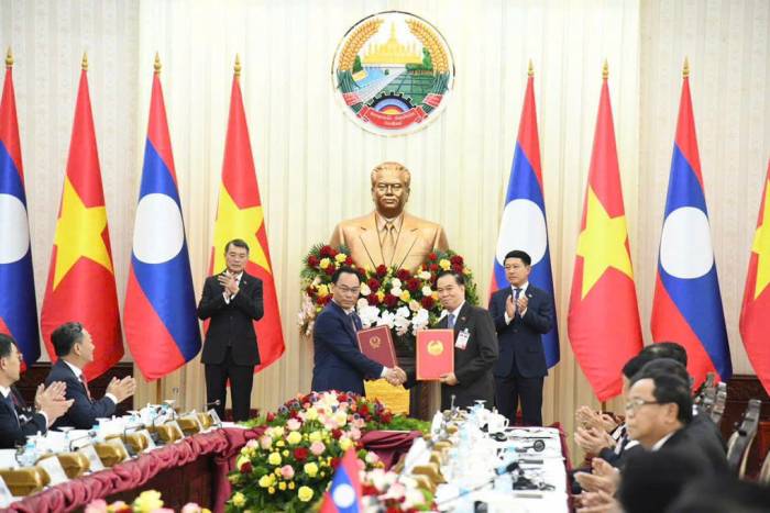 Người đứng đầu ngành giáo dục Việt Nam và Lào trao văn kiện hiệp định giữa Chính phủ hai nước về trường Đại học Hữu nghị Lào - Việt Nam. Ảnh: MOET