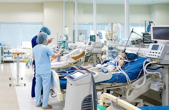 Một bệnh nhi 6 tuổi mắc cúm, điều trị tại Khoa Điều trị tích cực Nội khoa, Bệnh viện Nhi Trung ương. Ảnh: Bệnh viện Nhi Trung ương