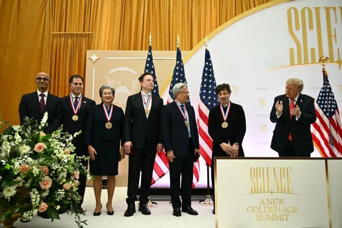 Ông Trump và những người được trao huân chương. Ảnh: AFP
