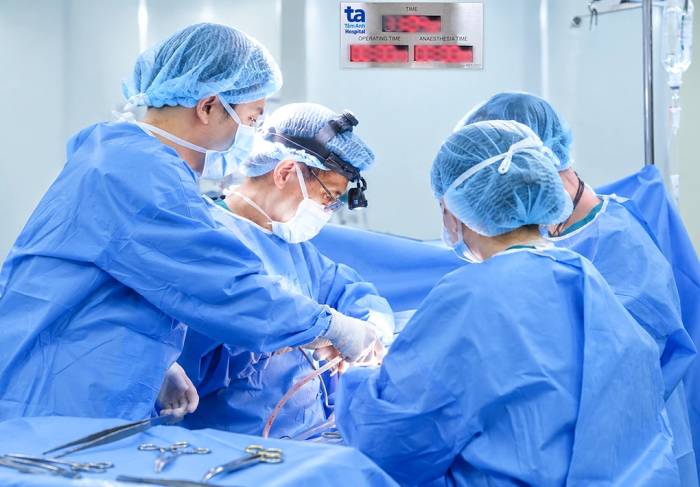 Êkíp bác sĩ Trung tâm Ngoại Lồng ngực - Mạch máu phẫu thuật dẫn lưu màng phổi cấp cứu cho người bệnh. Ảnh: Bệnh viện Đa khoa Tâm Anh