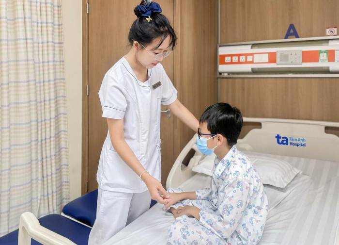 Điều dưỡng chăm sóc, kiểm tra sức khỏe cho Phát trước khi xuất viện. Ảnh: Bệnh viện Đa khoa Tâm Anh