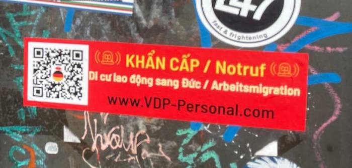 Đường dây khẩn cấp VDP Personal Bildung Integration của ông Michael Tirp dán ở bên ngoài chợ Đồng Xuân, Berlin. Ảnh: Michael Tirp