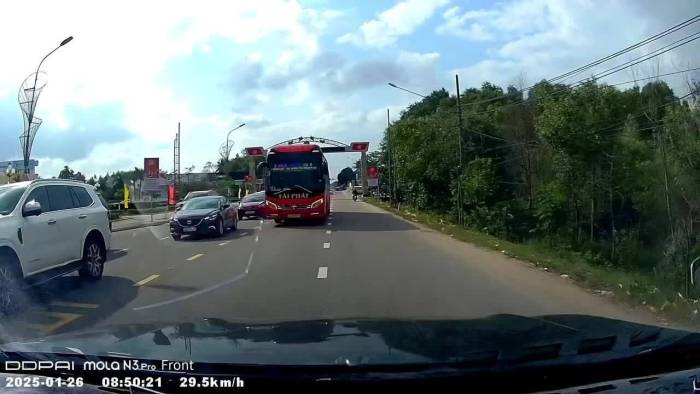 Xe khách lấn làn vượt ẩu