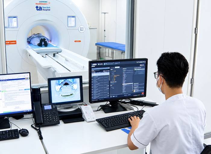Chị Hằng được chụp MRI phát hiện khối u ở cả hai tuyến thượng thận. Ảnh: Bệnh viện Đa khoa Tâm Anh