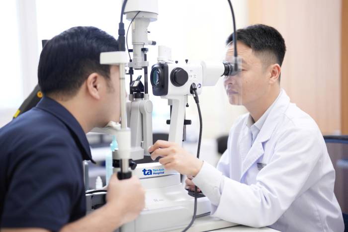 ThS.BS Phùng Văn Thạnh kiểm tra mắt cho bệnh nhân. Ảnh minh họa: Bệnh viện Đa khoa Tâm Anh
