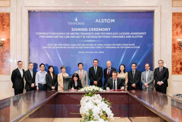 Bà Nguyễn Thu Hằng - Tổng giám đốc Vinhomes (trái) và ông Yann Maixandeau Giám đốc điều hành Alstom khu vực Đông Á, ký hợp đồng hợp tác giữa hai bên. Ảnh: Vingroup