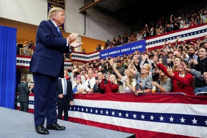 Tổng thống Trump vỗ tay khi đám đông reo hò tại cuộc mít tinh ở bang Ohio vào ngày 3/10. Ảnh: Reuters