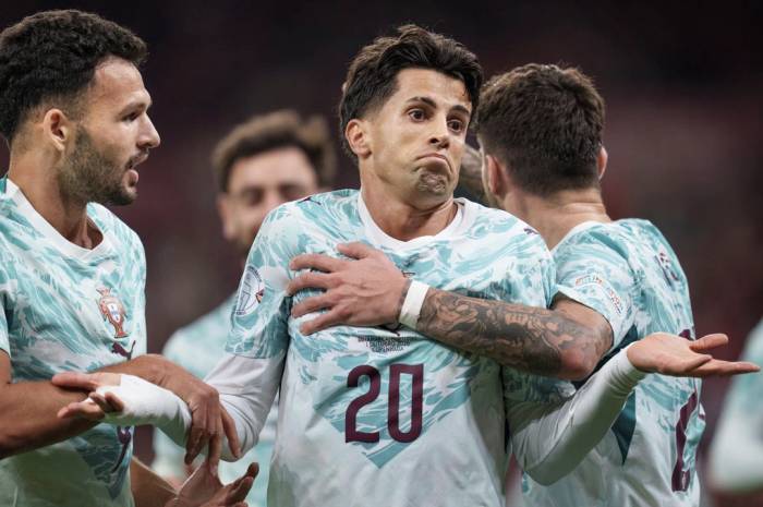 Joao Cancelo mừng bàn với các đồng đội. Ảnh: Reuters