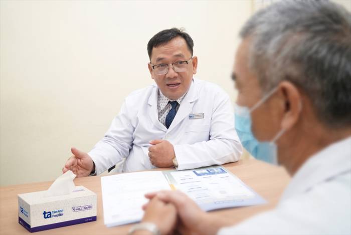 Ông Thạch tái khám với bác sĩ Thông cuối tháng 9. Ảnh: Phòng khám Đa khoa Tâm Anh Quận 7