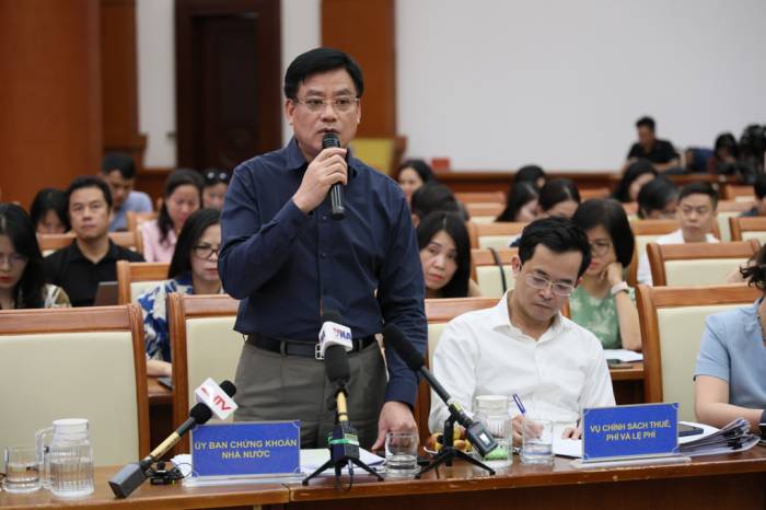 Phó chủ tịch Ủy ban Chứng khoán Nhà nước Hoàng Văn Thu trả lời tại họp báo. Ảnh: VGP
