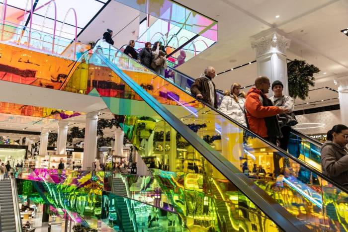Người mua sắm tại Saks Fifth Avenue ở New York, Mỹ, ngày 4/12/2022. Ảnh: Reuters