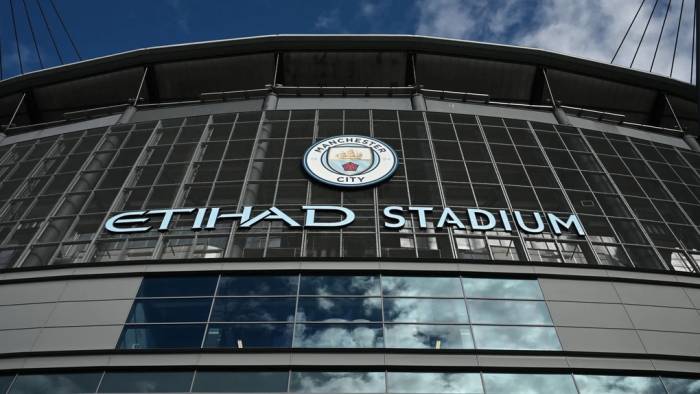 Sân Etihad của Man City nhìn từ bên ngoài, với thương hiệu hãng hàng không Etihad Airways được gắn dưới logo CLB. Ảnh: AFP