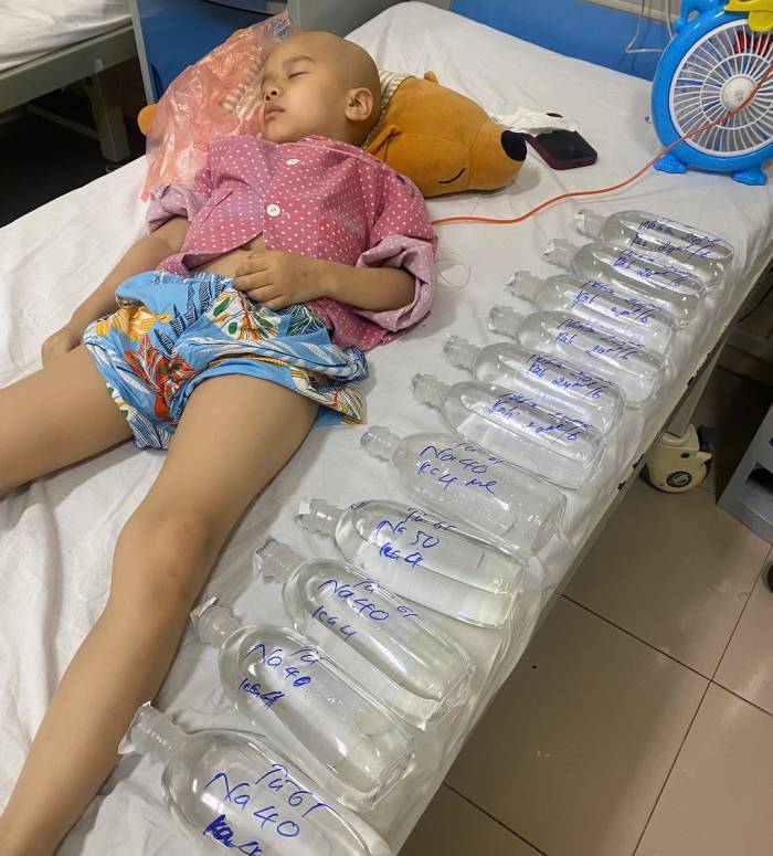 Những ngày truyền hóa chất khiến thể trạng bé mệt mỏi, yếu ớt. Ảnh: Gia đình cung cấp
