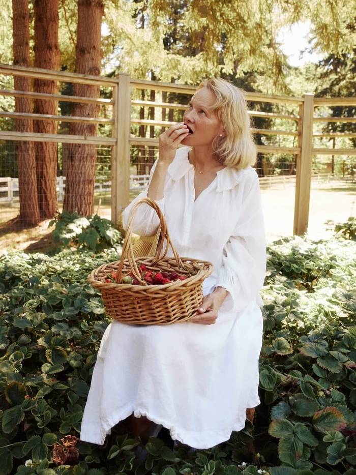 Pamela Anderson trong bộ hình chụp tại vườn nhà, được đăng hồi tháng 11/2025. Ảnh: Instagram Pamela Anderson