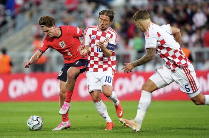 Luka Modric (giữa) tranh chấp bóng trong trận Croatia thua Anh 0-7 ở lượt ba bảng A3 Nations League trên sân HNK Rijeka, Rijeka, Croatia ngày 3/10/2026. Ảnh: PA