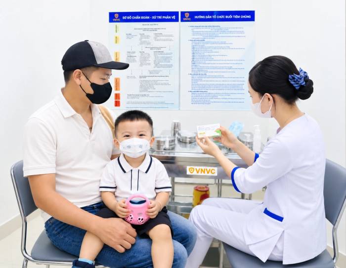 Bé trai 2 tuổi, ở Cần Thơ từng ba lần mắc tay chân miệng trong ba tháng, được cha mẹ đưa đến VNVC Bình Thủy tiêm vaccine tay chân miệng phòng tái nhiễm. Ảnh: Lâm Anh