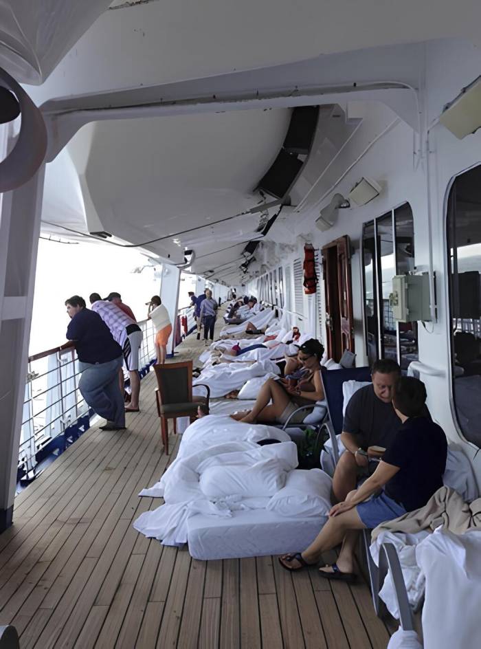 Khách nằm ra hành lang tàu Carnival Triumph năm 2013. Ảnh: CBS
