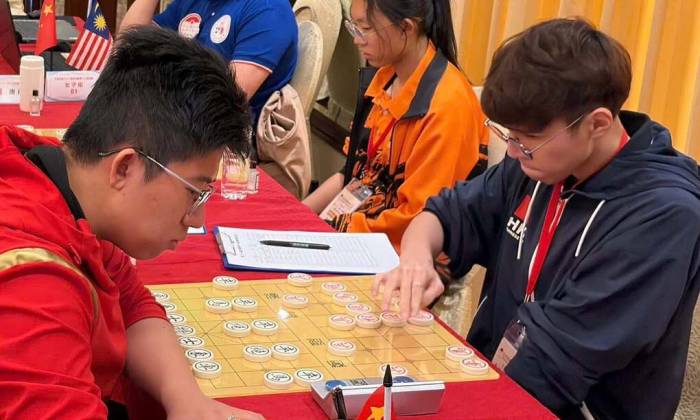 Phùng Gia Tuấn (phải) trong trận chung kết với Vương Vũ Bác ở giải cờ tướng châu Á chiều 6/10/2026 tại Philippines. Ảnh: TLKĐ