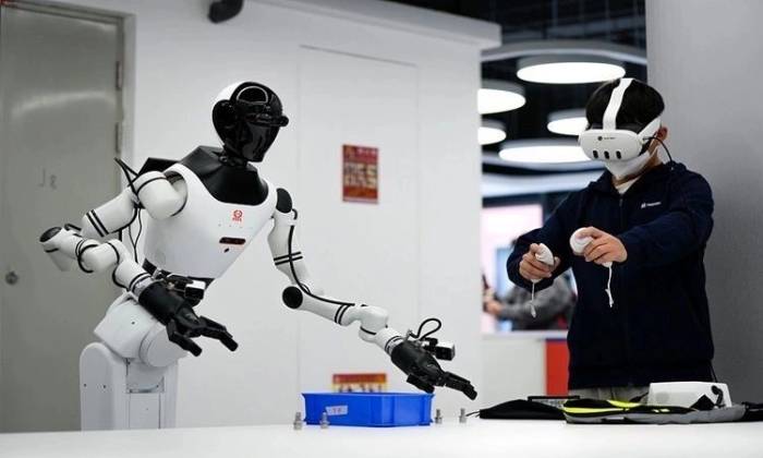 Một người gấn thiết bị ghi chuyển động để huấn luyện robot ở Trung Quốc. Ảnh: CGTN