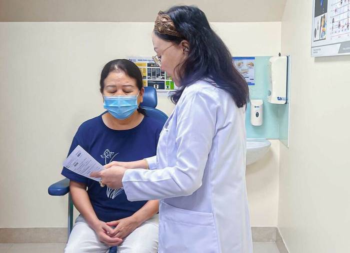 Bà Dung khi tái khám sau ca mổ 1 tuần, cải thiện rõ tình trạng đau đầu. Ảnh: Bệnh viện cung cấp