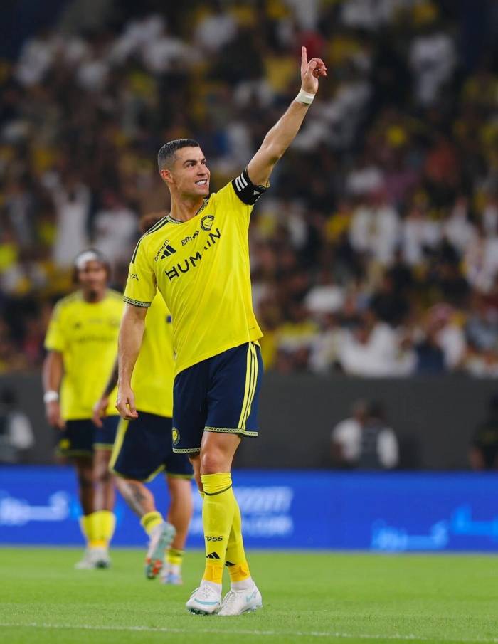 Ronaldo giơ tay ăn mừng sau khi ghi bàn trong trận Al Nassr gặp Al Diriyah ở vòng 8 Saudi Pro League trên sân Al Awwal Park, thành phố Riyadh, Arab Saudi tối 9/10/2026. Ảnh: Al Nassr