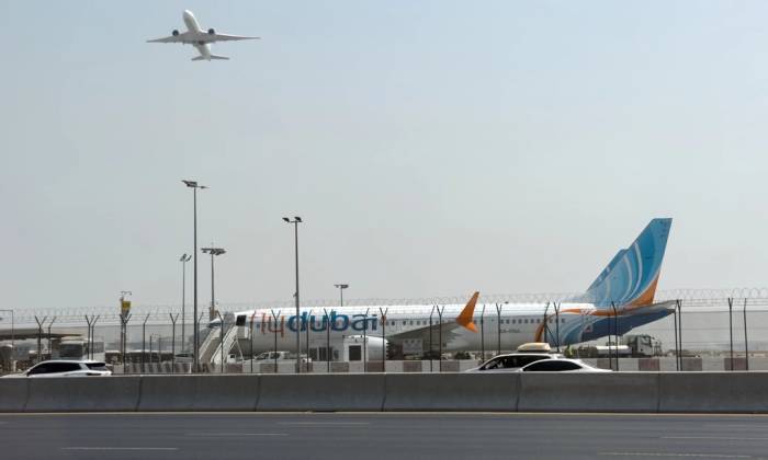 Một máy bay của hãng hàng không flydubai đỗ trên đường lăn tại sân bay quốc tế Dubai, UAE, hôm 30/9. Ảnh: AP