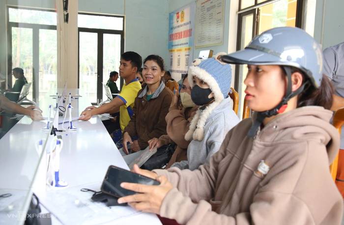 Người dân xã miền núi Dân Hóa, đến trung tâm hành chính công xã làm giấy tờ, sáng 22/9/2026. Ảnh: Đắc Thành