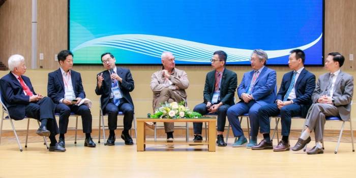 Các chuyên gia trong và ngoài nước thảo luận tại Hội nghị Khoa học Kinh tế Y tế với chủ đề Trí tuệ nhân tạo cho chăm sóc sức khỏe, ngày 2/10. Ảnh: Ngọc Ánh